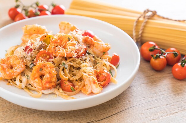 espaguete com camarão, tomate, manjericão e queijo