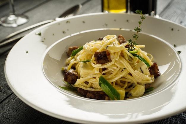 Espaguete com cogumelos Porcini e Dor Blue Cheese.