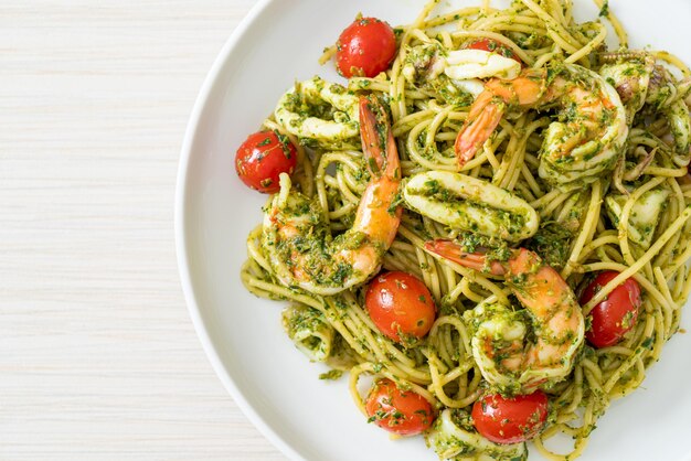 Espaguete com frutos do mar em molho pesto caseiro - estilo de comida saudável