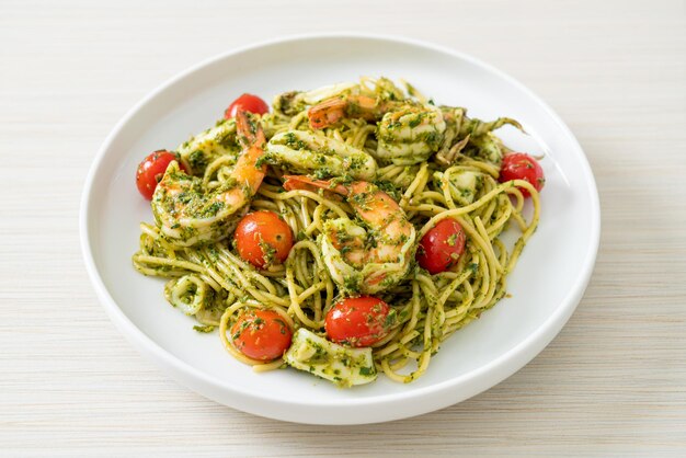 Espaguete com frutos do mar em molho pesto caseiro - estilo de comida saudável