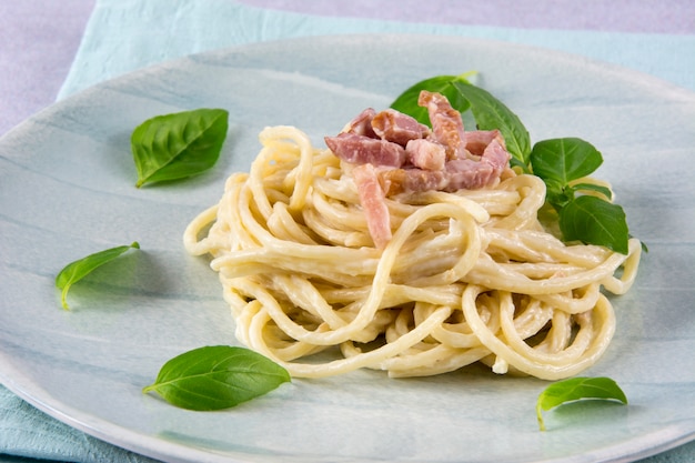 Espaguete com molho carbonara