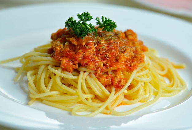 Espaguete com molho de carne de tomate