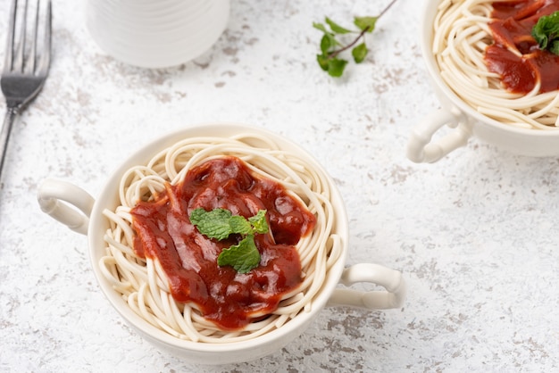 espaguete com molho de tomate em branco