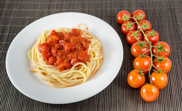 Espaguete com molho de tomate, macarrão