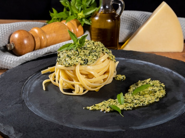 Espaguete com molho pesto caseiro.