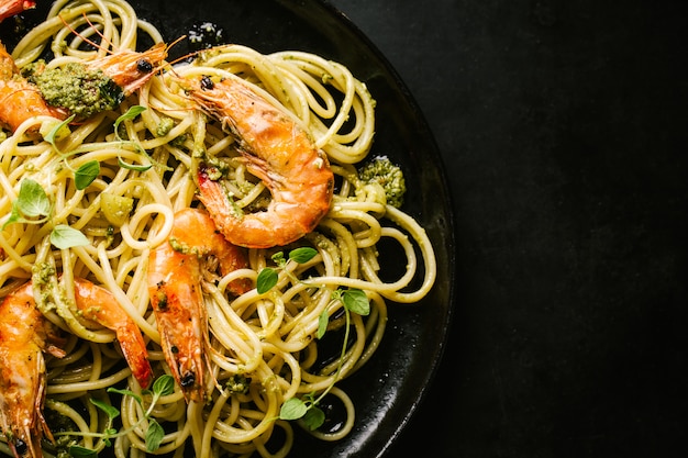 Espaguete com pesto e camarão servido na chapa