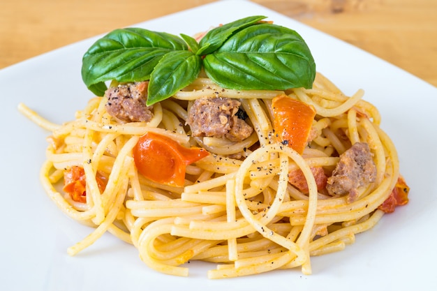 Espaguete com salsicha e tomate cereja