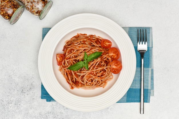 Espaguete com tomate cereja e manjericão