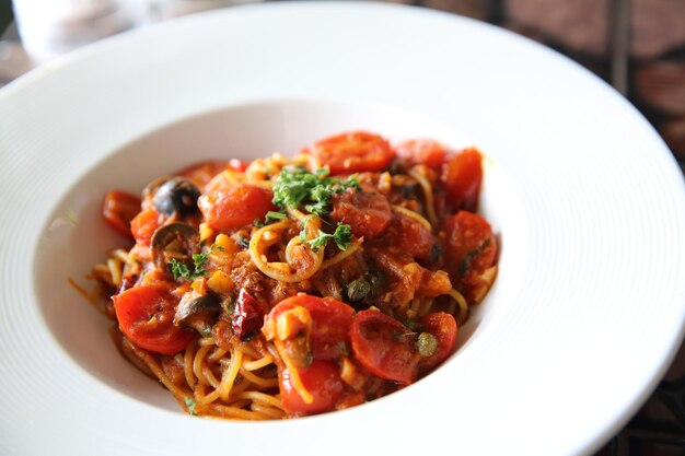 Espaguete com tomate e azeitona, comida italiana