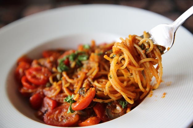 Espaguete com tomate e azeitona, comida italiana