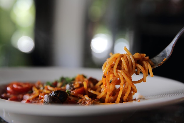 Espaguete com tomate e azeitona, comida italiana