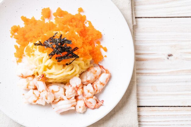 Espaguete cremoso com camarão e ovos de camarão