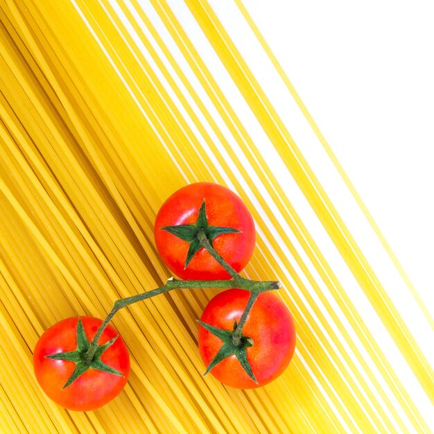 Espaguete cru e tomate cereja