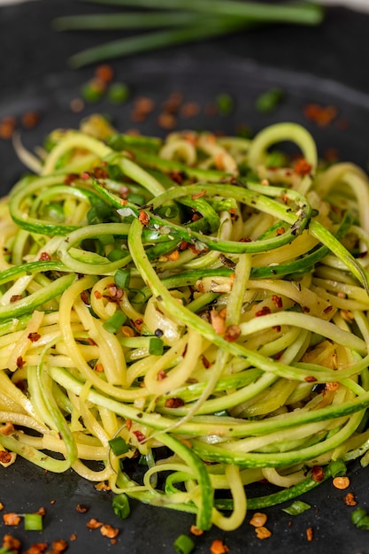 Espaguete de abobrinha com pimenta calabresa desidratada.