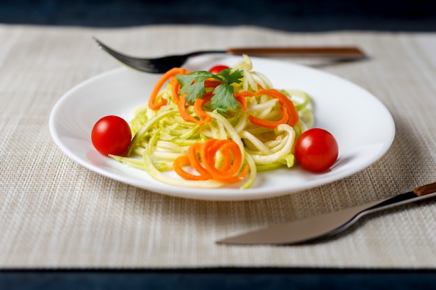 Espaguete de abobrinha com tomate e cenoura