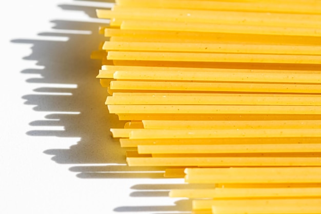 Foto espaguete de grãos integrais não cozidos closeup massa italiana como produto macro de ingrediente alimentar orgânico e receita de livro de receitas