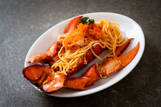 Espaguete de lagosta com ovo de camarão