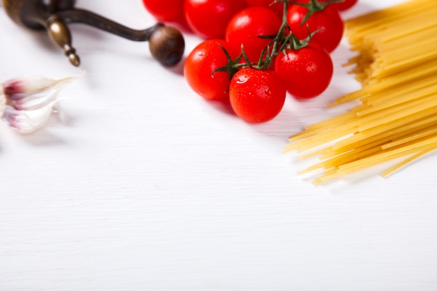 Espaguete de macarrão com ingredientes para cozinhar macarrão