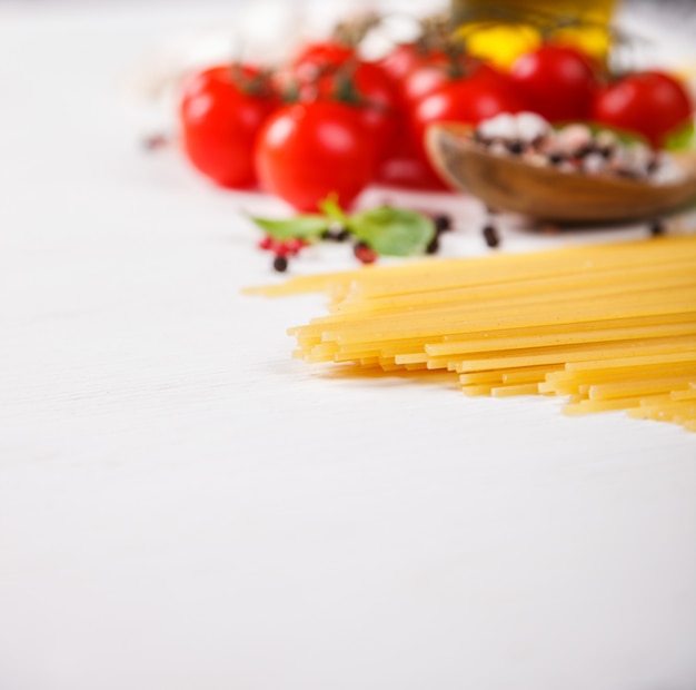 Espaguete de macarrão com ingredientes para cozinhar macarrão