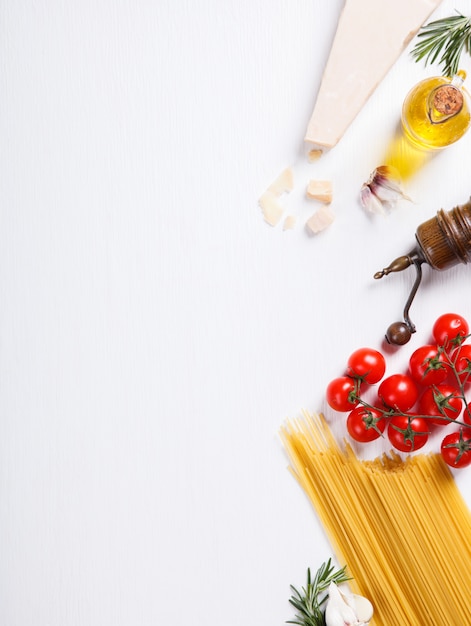 Espaguete de macarrão com ingredientes para cozinhar macarrão