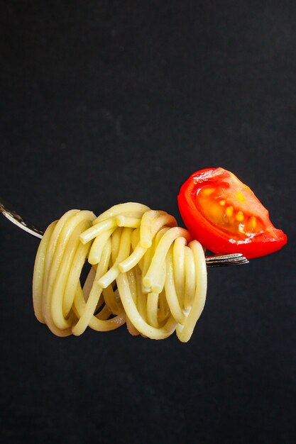 espaguete de macarrão com tomate e manjericão