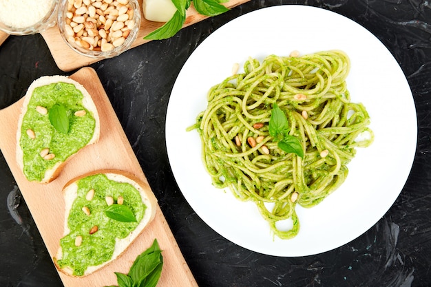 Espaguete de massa italiana com pesto de manjericão caseiro