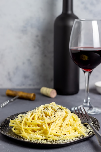 Espaguete de massa romana com pimenta preta e queijo.