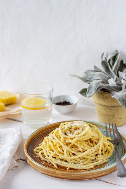 Espaguete de massa romana com pimenta preta e queijo.