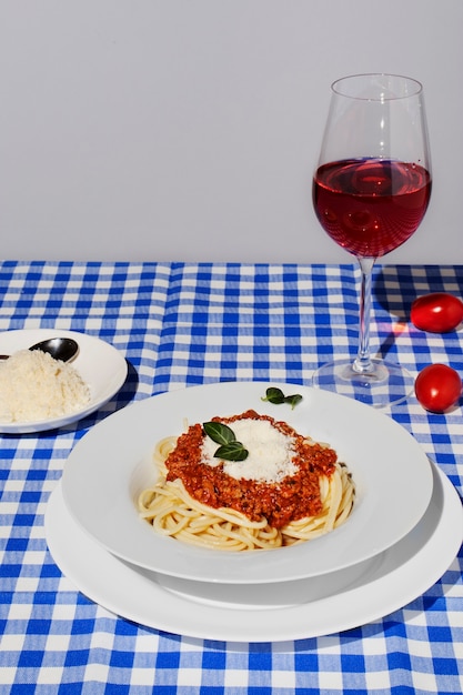 Foto espaguete delicioso de alto ângulo no prato