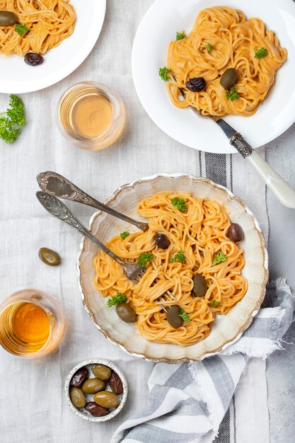 Espaguete em molho cremoso de tomate com azeitonas e parmesão