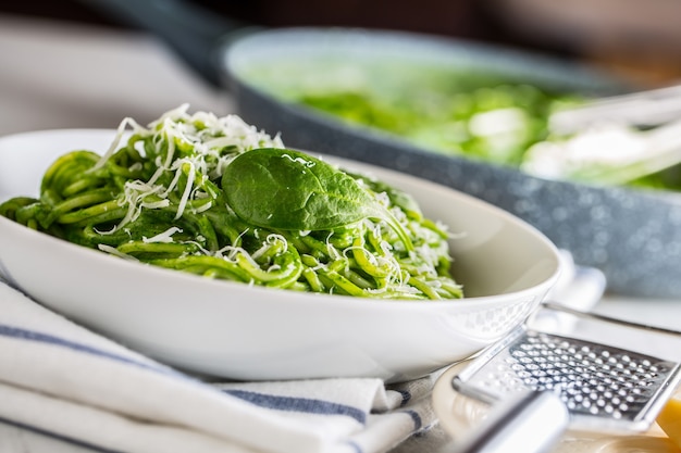 Espaguete. espaguete verde com espinafre e parmesão. cozinha italiana e mediterrânea.