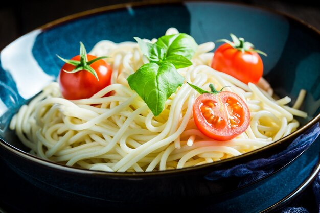 Espaguete fresco com manjericão tomate e parmesão