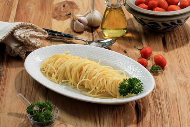 Espaguete Fresco Cozido, Pronto para Servir com Molho. Conceito de alimentação saudável. Na mesa de madeira