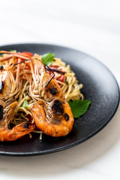 espaguete frito com camarão grelhado e tomate