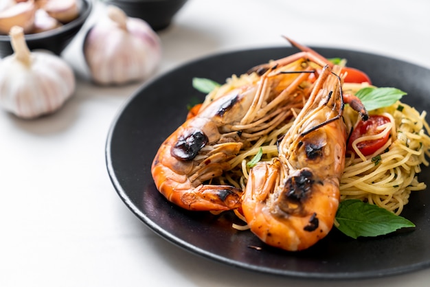 Espaguete frito com camarão grelhado e tomate