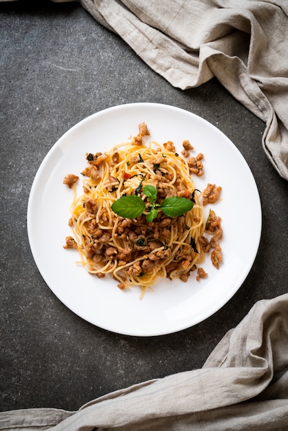 espaguete frito com carne de porco picada e manjericão