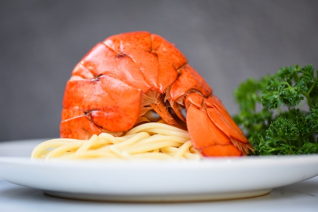 Espaguete frutos do mar lagosta comida num prato branco - jantar de camarão espaguete com ervas especiarias limão servido mesa no restaurante comida gourmet saudável cozido cauda de lagosta cozida