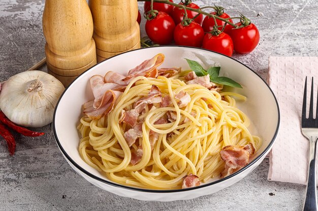 Espaguete italiano Carbonara