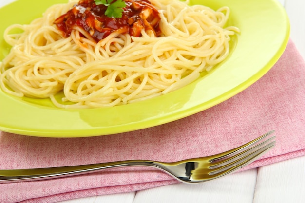 Espaguete italiano em prato em mesa de madeira