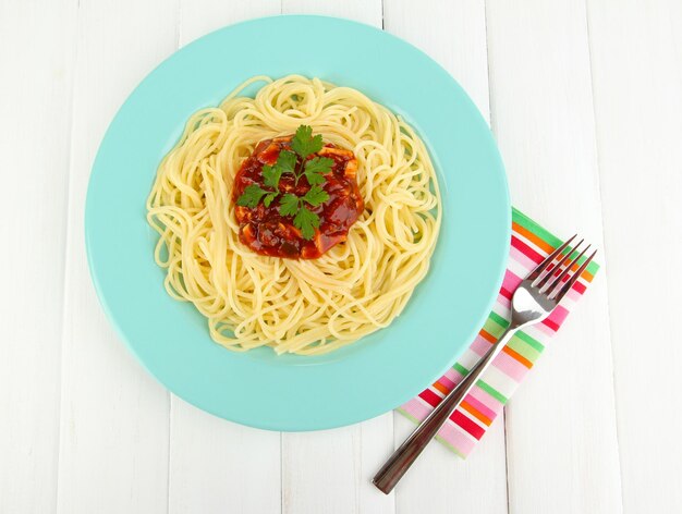 Espaguete italiano no prato na mesa de madeira