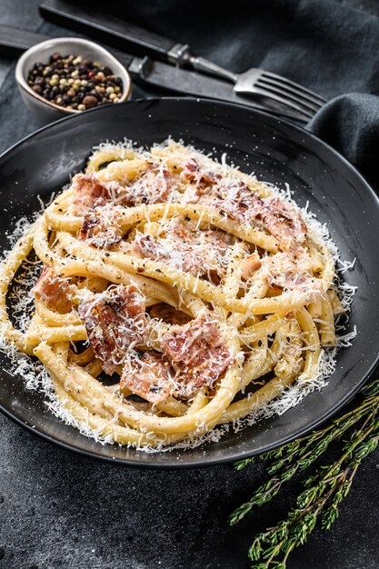 Espaguete italiano tradicional à carbonara com bacon