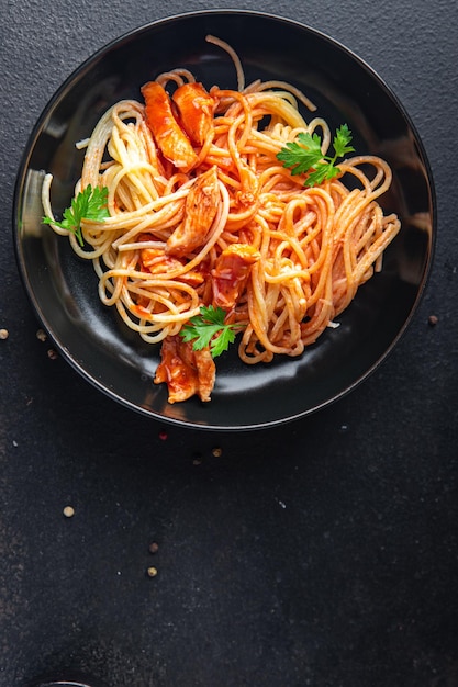 espaguete macarrão carne molho de tomate refeição saudável comida lanche na mesa cópia espaço comida fundo