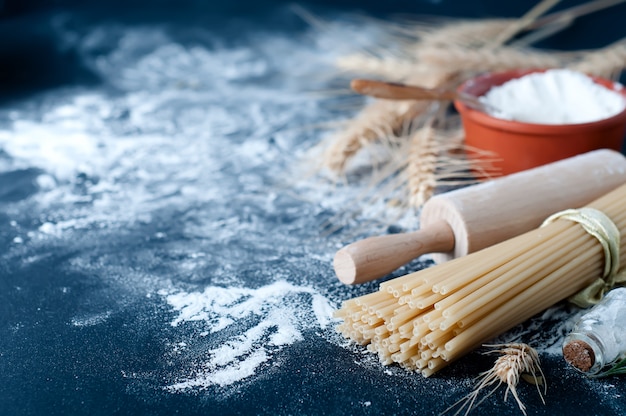 Espaguete macarrão com farinha