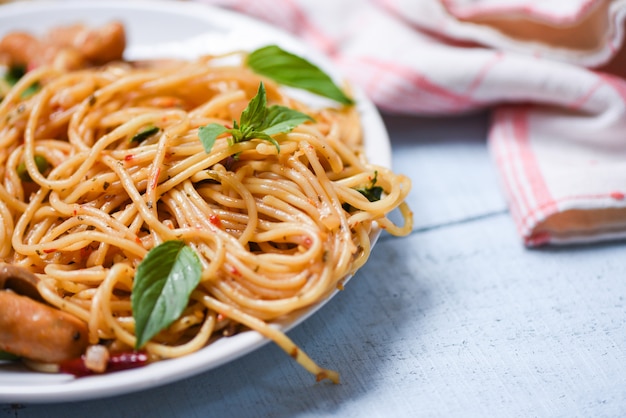 Espaguete macarrão e tomate pimenta e manjericão folhas legumes