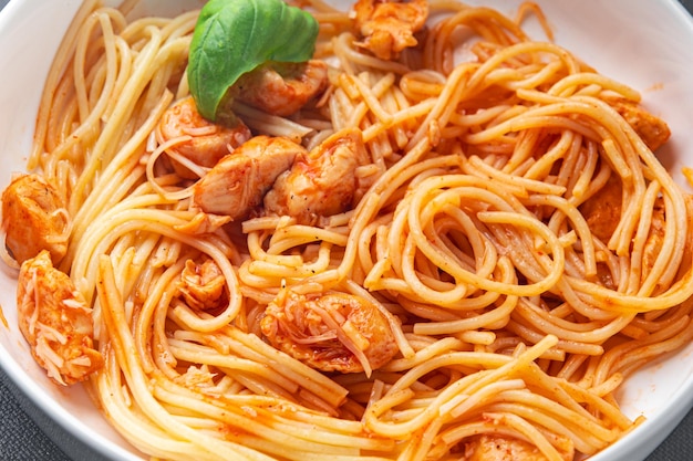 espaguete macarrão frango molho de tomate fresco saudável refeição comida lanche dieta na mesa cópia espaço