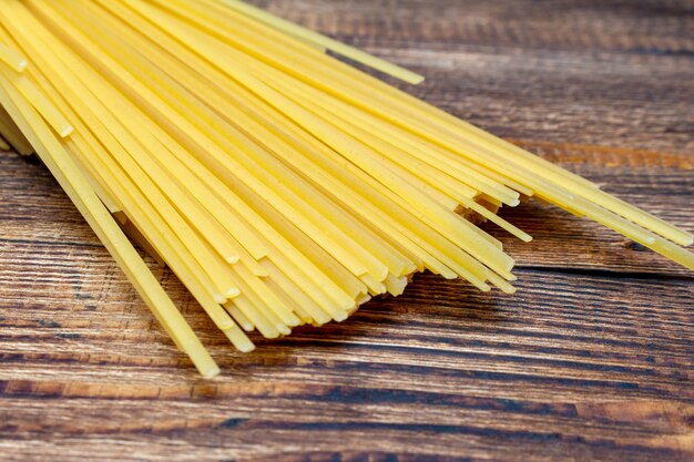 Espaguete, macarrão, macarrão na mesa de madeira