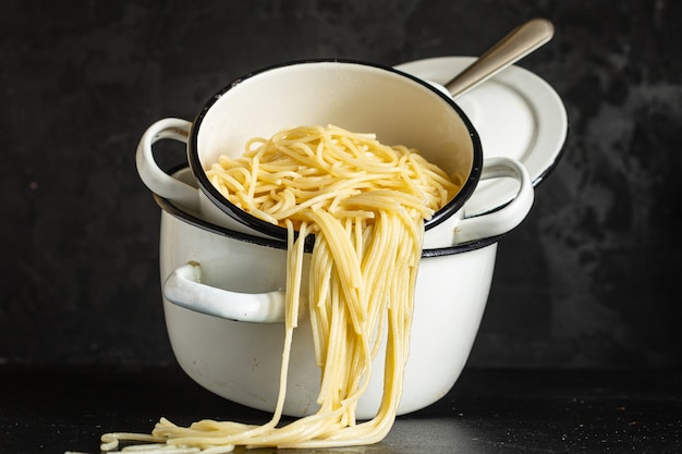 espaguete massa fervida panela no stode cozinha italiana clássica em cima da mesa