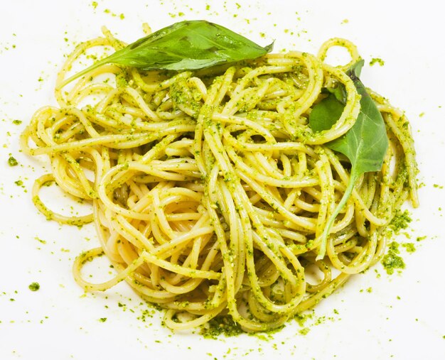 Espaguete misturado com pesto no prato