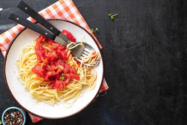 espaguete molho de tomate macarrão molho bolonhês legumes salsa cozinha italiana clássica