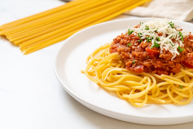 Espaguete porco à bolonhesa ou espaguete com molho de tomate e porco picado